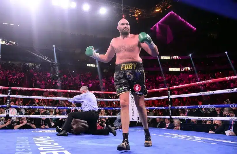 Deontay Wilder (red/black trunks) is knocked out by Tyson Fury.