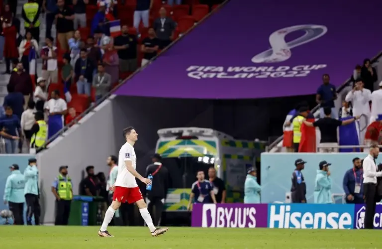 Lewandowski feeling dejected while leaving the pitch