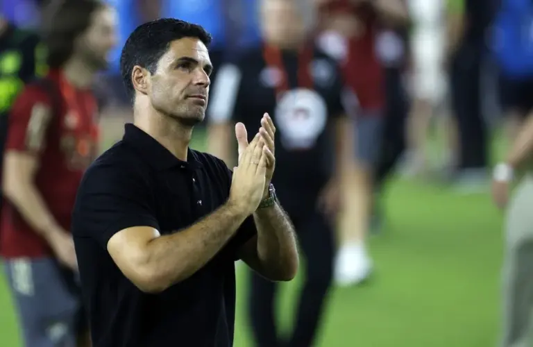 Arteta clapping the Arsenal fans