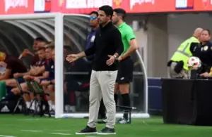 Arteta on the sidelines.