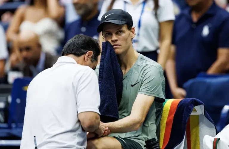Jannik Sinner with the physio