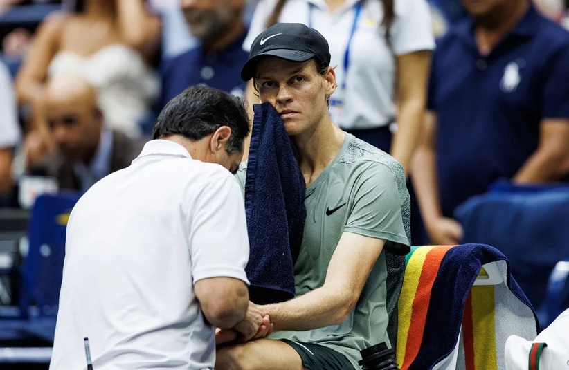 Jannik Sinner with the physio