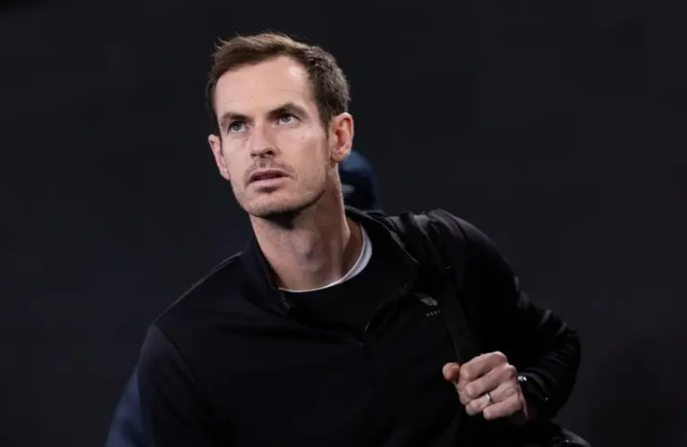 Andy Murray carrying his bag