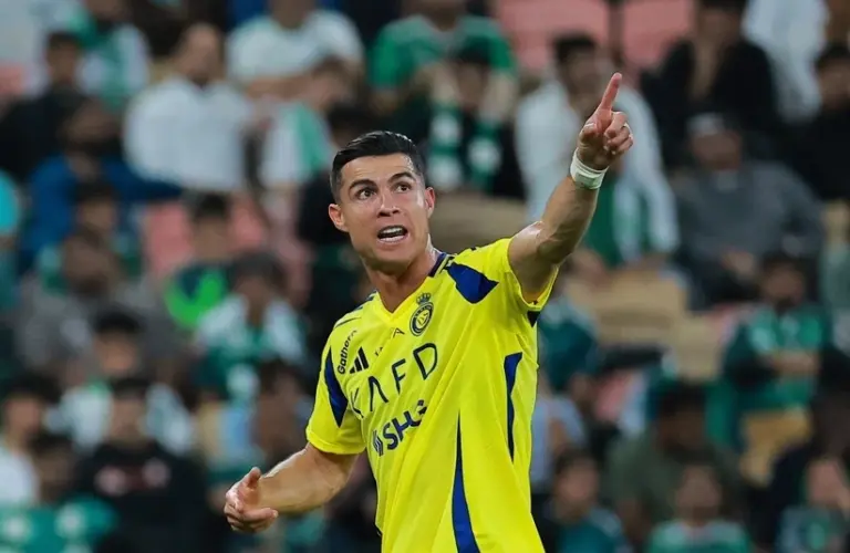 Cristiano Ronaldo waving to the fans