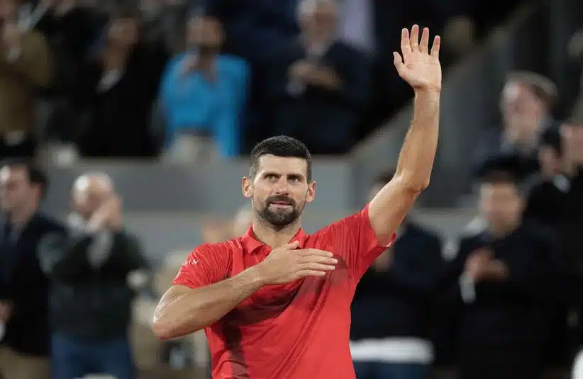 Djokovic waving to the Roland Garros fans