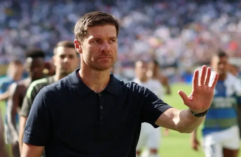 Xabi Alonso applauding the fans