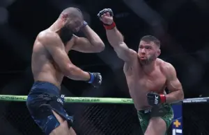 Dricus Du Plessis Murphy (red gloves) fights Khamzat Chimaev (blue gloves)