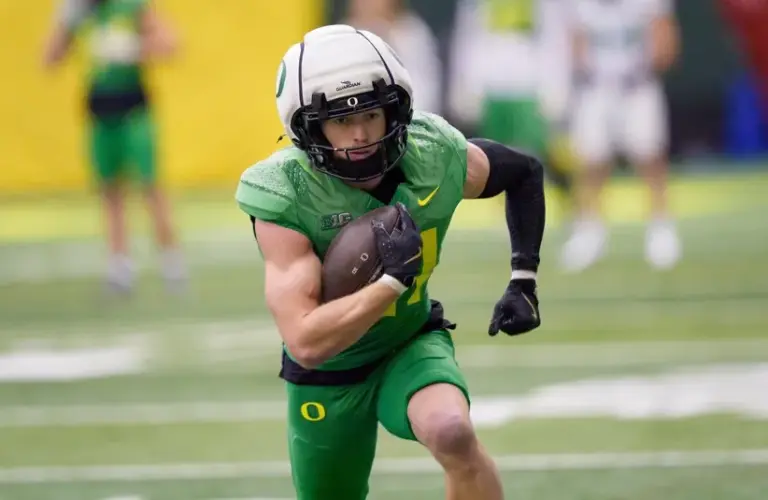 Oregon defensive back Dillon Thieneman carries the ball.