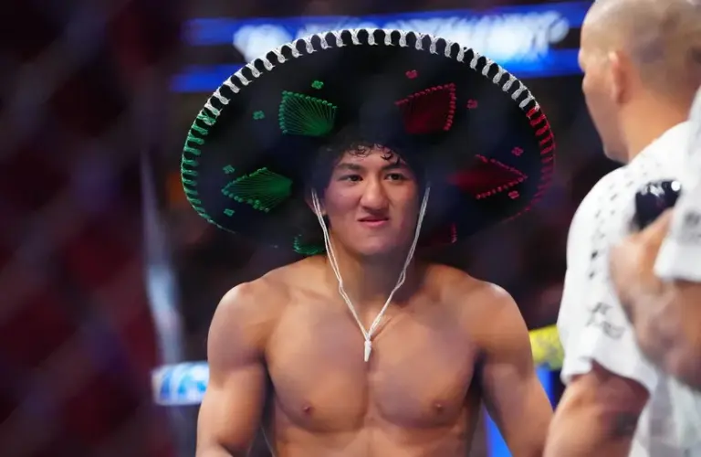 Raul Rosas jr. (blue gloves) recasts after defeating Rob Font.