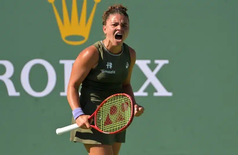 Paolini doing a fist pump during a match