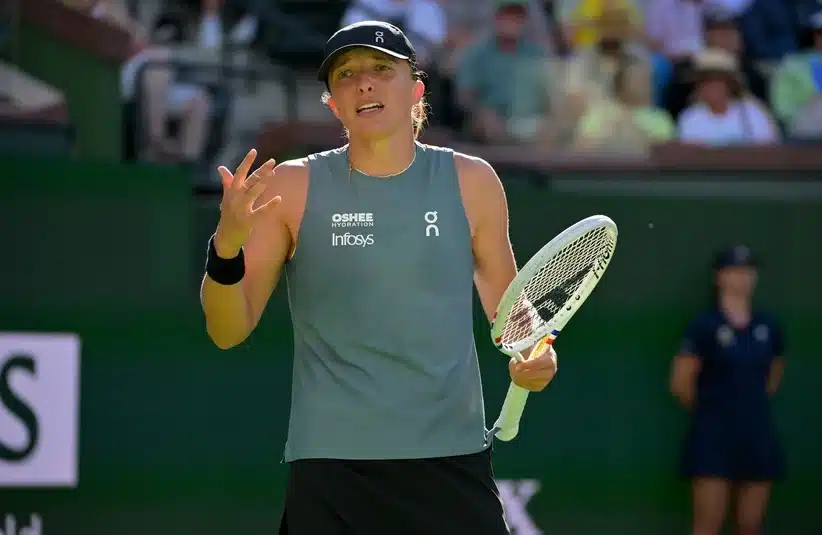 Swiatek talking to his coaching staff