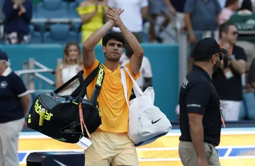 Alcaraz clapping the fans before leaving