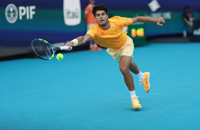 Alcaraz attempting a forehand return