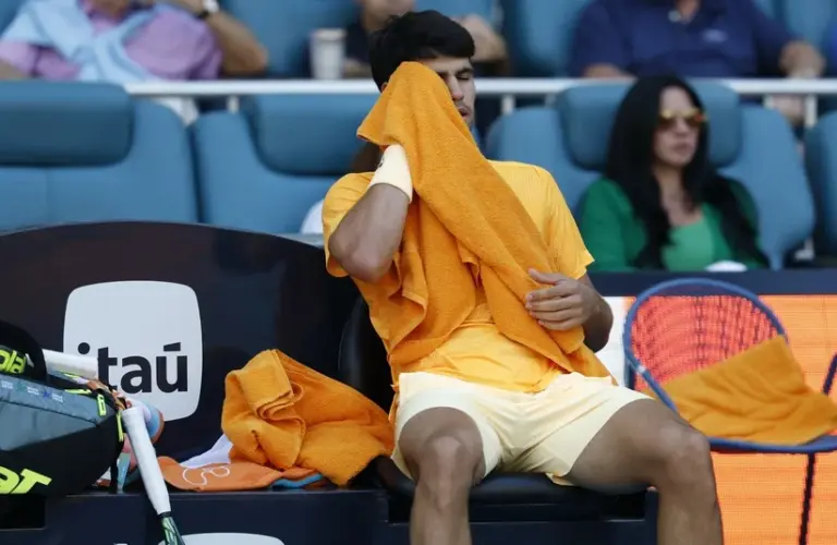 Alcaraz cleaning his sweat.