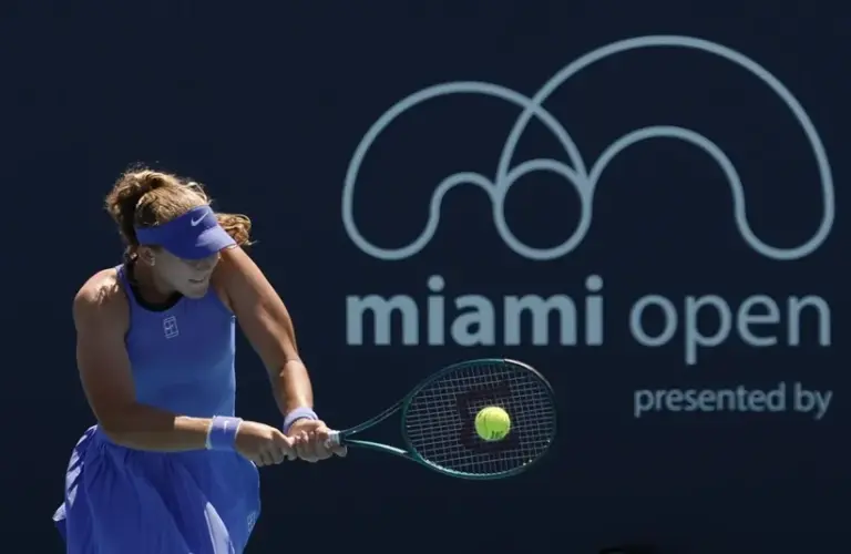 Mirra Andreeva hits a backhand.