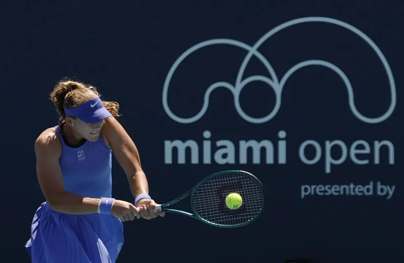 Mirra Andreeva hits a backhand.