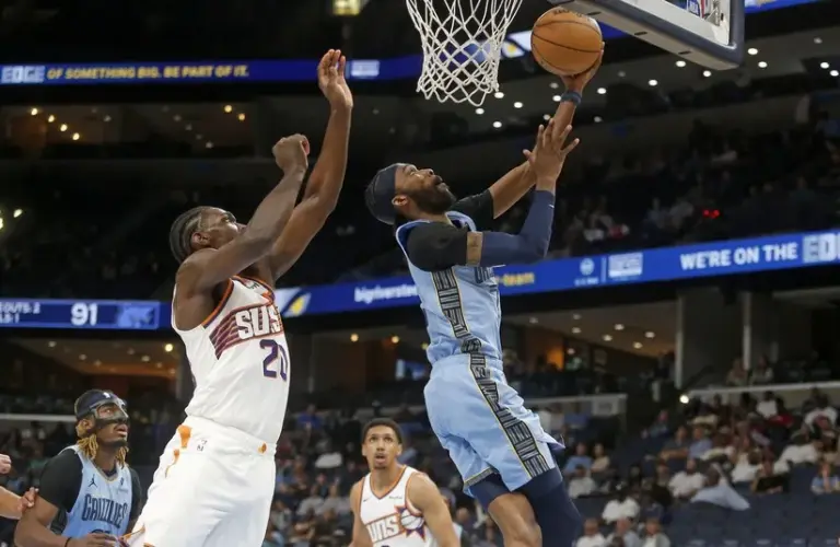 Memphis Grizzlies guard DeJon Jarreau (77) shoots.