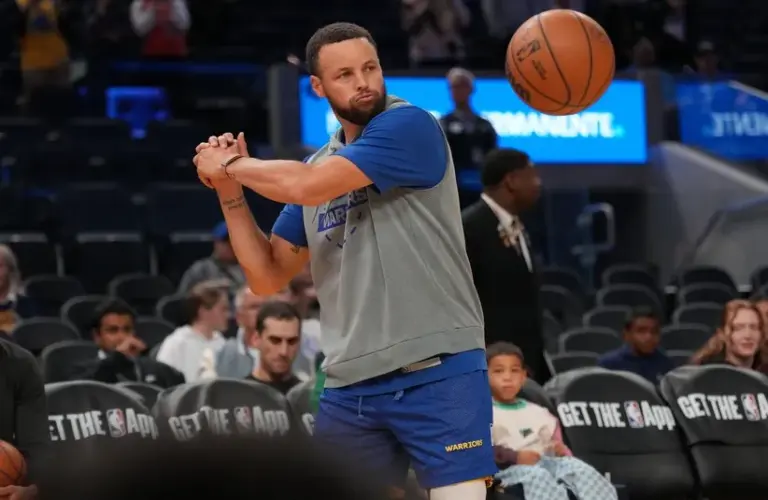 Golden State Warriors guard Stephen Curry (30) warms up.