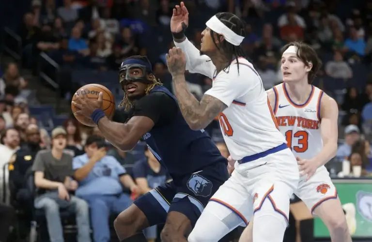 Memphis Grizzlies guard Jahmai Mashack (21) drives to the basket as New York Knicks guard Jordan Clarkson (00) defends.