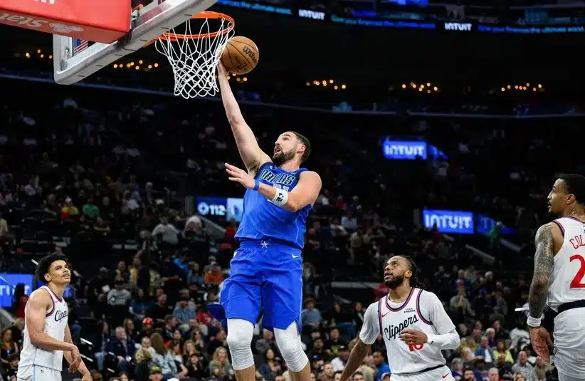 Dallas Mavericks guard Klay Thompson (31) shoots during the second half.