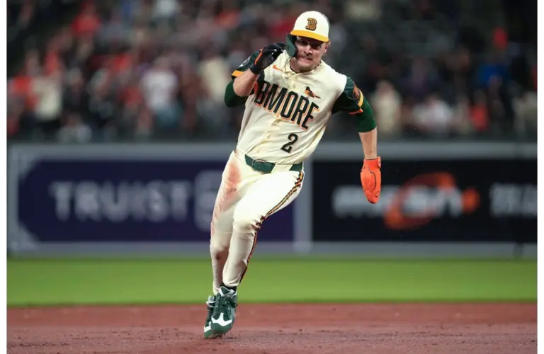 Gunnar Henderson rounding the bases vs Giants