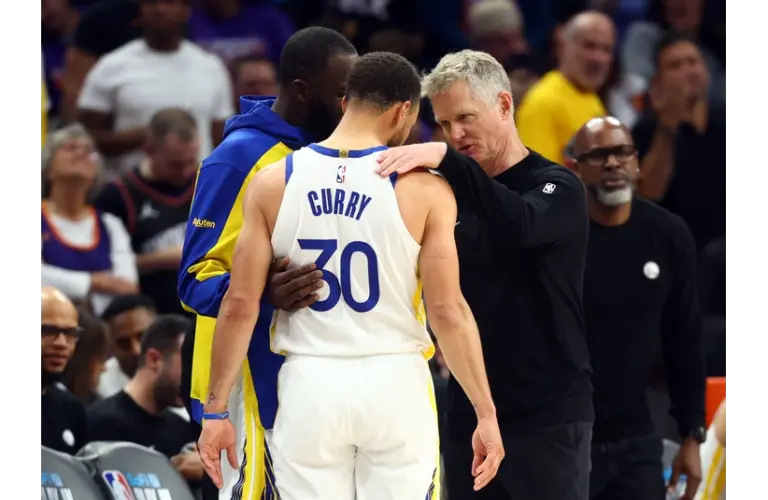 Steph Curry talking to Coach Kerr courtside