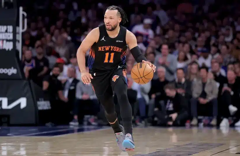 New York Knicks guard Jalen Brunson (11) controls the ball.