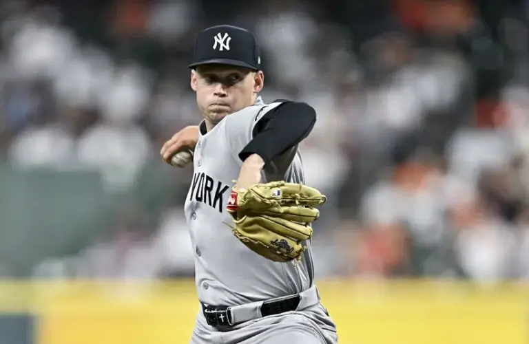 York Yankees starting pitcher Will Warren (29) throws a pitch during in the first inning.