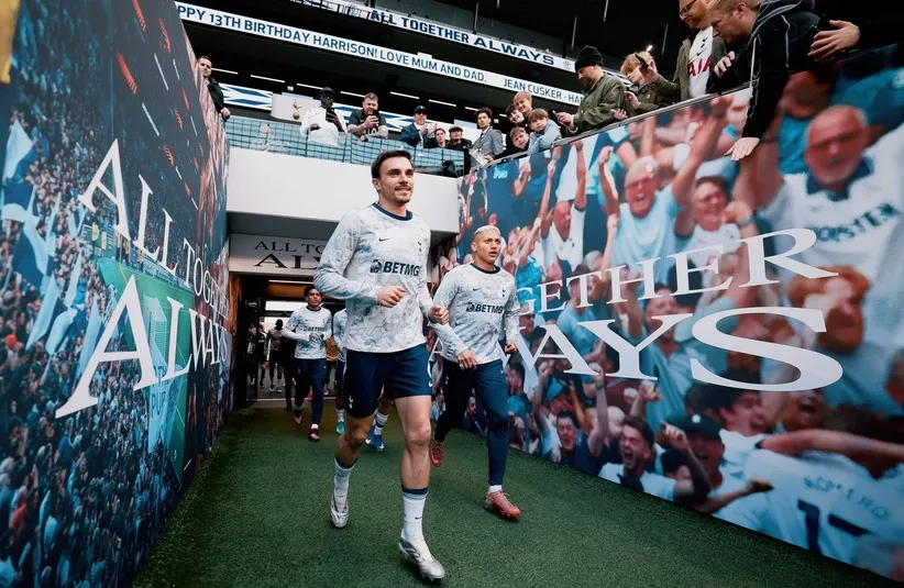 Tottenham players running onto the field.