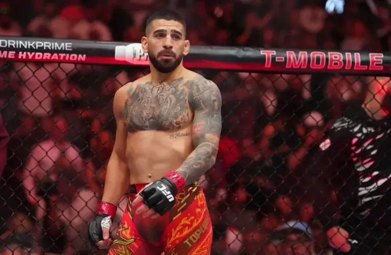 Ilia Topuria (red gloves) prior to the fight against Charles Oliveira.