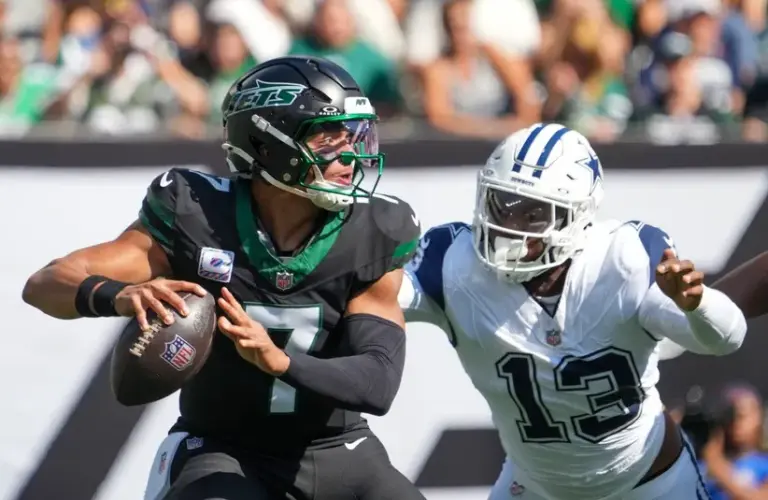 USA; New York Jets quarterback Justin Fields (7) is pressured by Dallas Cowboys defensive end Dante Fowler Jr. (13)