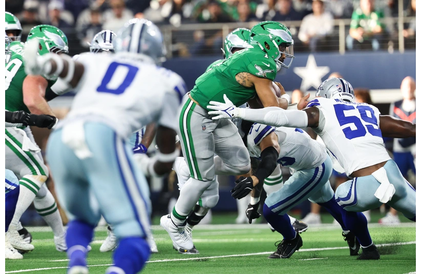 Eagles QB Jalen Hurts vs Dallas in Dallas in 2025 running the football