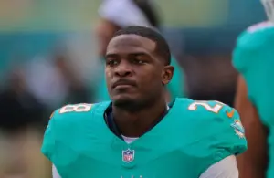 Miami Dolphins running back De'Von Achane (28) warms up before a game.