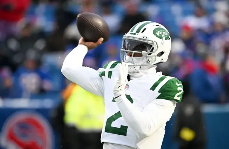 New York Jets quarterback Tyrod Taylor (2) warms up before the game.
