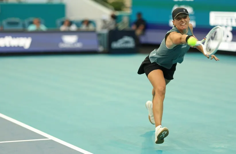 Iga Swiatek (POL) reaches for a backhand.