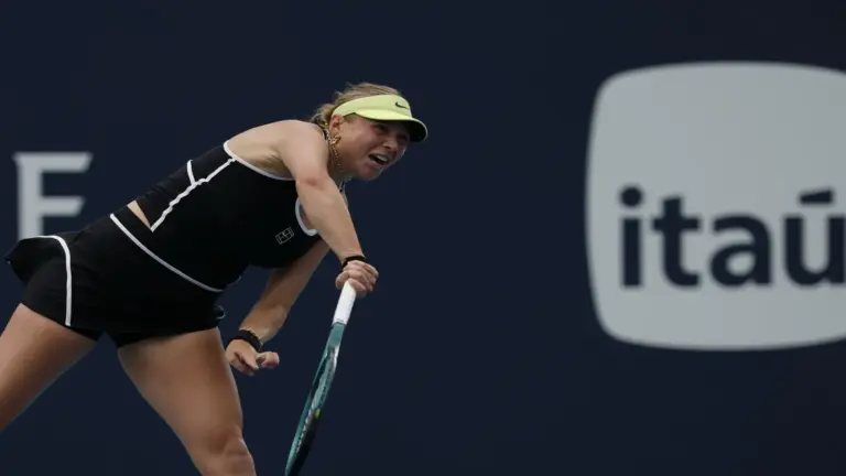 Amanda Anisimova (USA) serves.