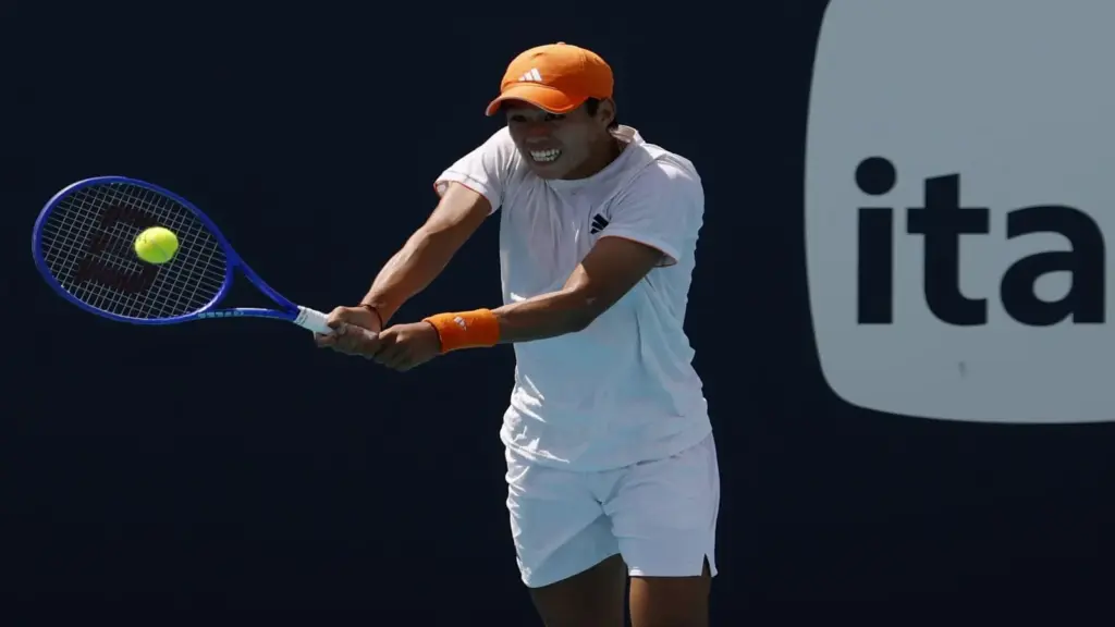 Learner Tien (USA) hits a backhand.