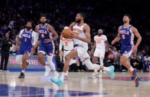 New York Knicks guard Mikal Bridges (25) drives to the basket.