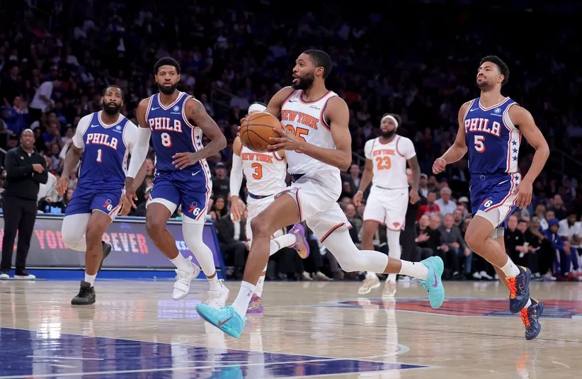 New York Knicks guard Mikal Bridges (25) drives to the basket.