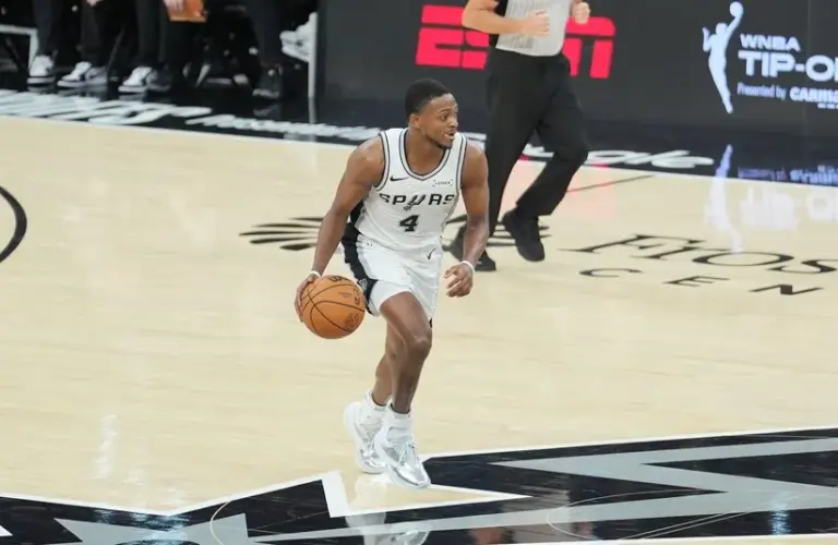 San Antonio Spurs guard De'aaron Fox (4) dribbles up the court.