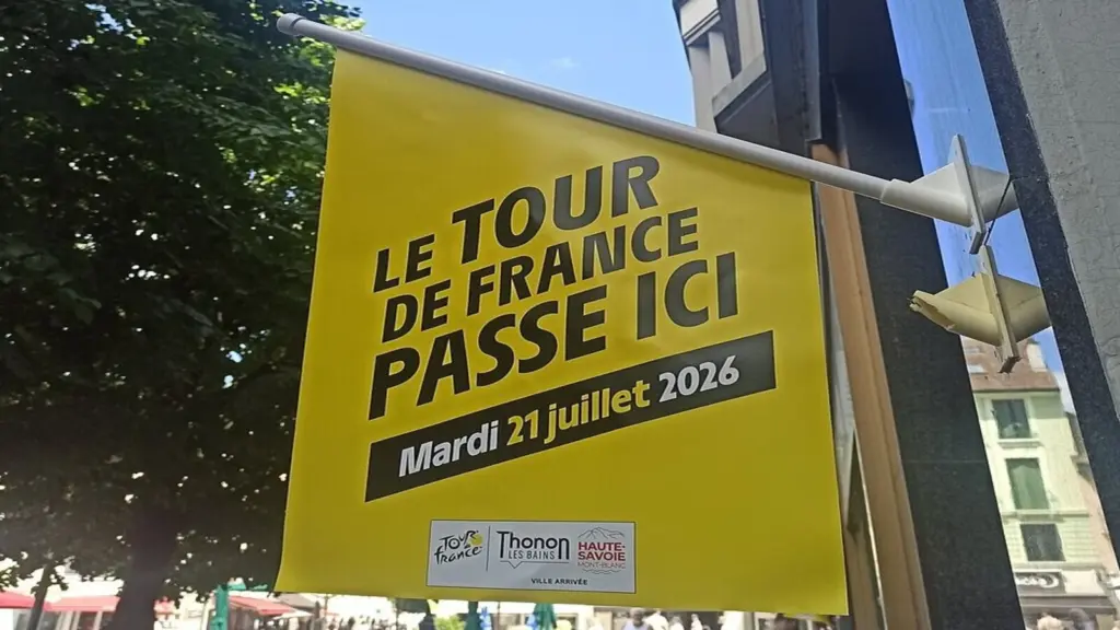 Promotional banner reading "Le Tour de France passe ici" ("The Tour de France passes here") displayed in Thonon-les-Bains ahead of Stage 16.