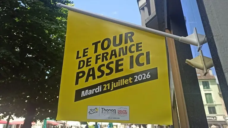 Promotional banner reading "Le Tour de France passe ici" ("The Tour de France passes here") displayed in Thonon-les-Bains ahead of Stage 16.