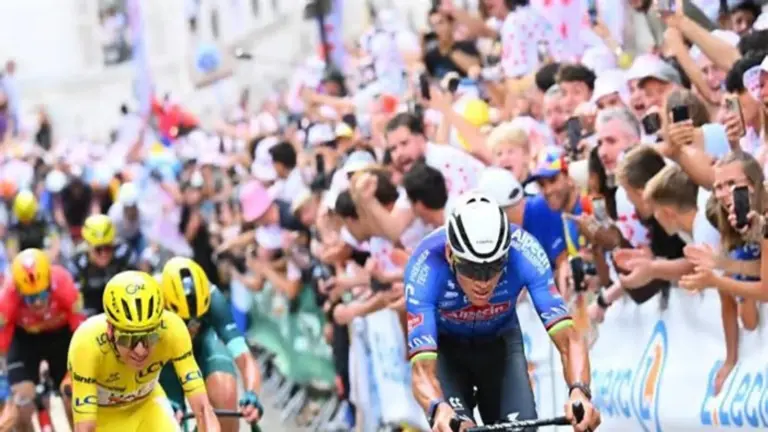 Van Art wins stage 21 of the Tour de France just ahead of Tadej Pogacar.