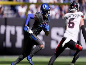 Colts wideout Josh Downs making a catch against the Texans on Sunday.