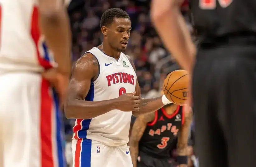 Jalen Duren contract: Detroit Pistons center Jalen Duren sets to shoot a free throw against the Raptors