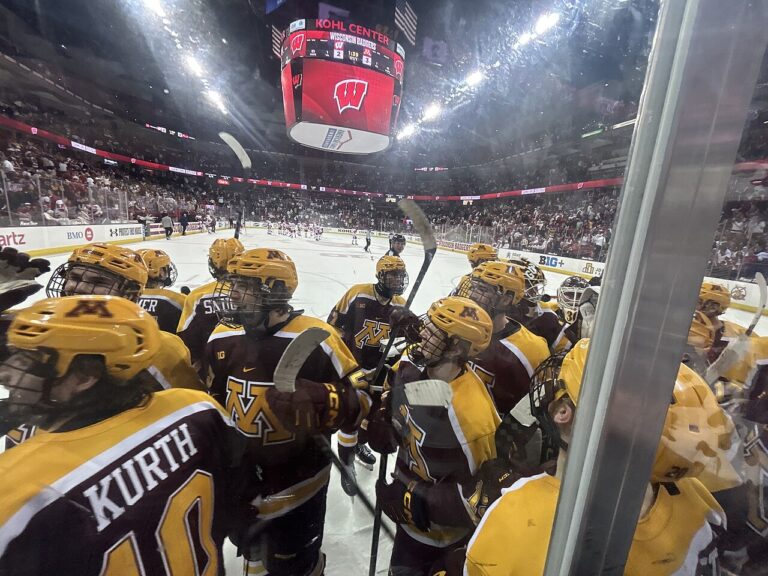 Minnesota vs Michigan Tech preview: Minnesota Golden Gophers play in a men's college hockey game